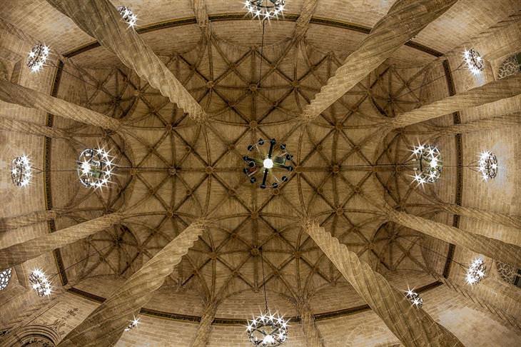 Recommended attractions in Valencia: Silk Exchange ceiling