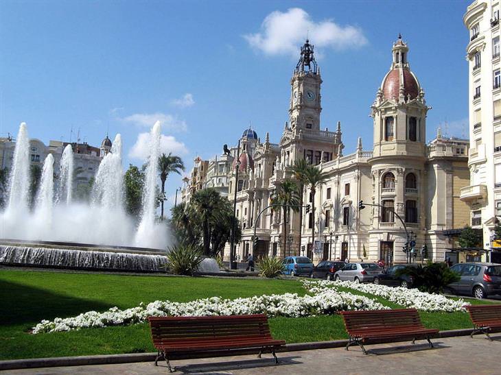 Recommended attractions in Valencia: Plaza del Ayuntamiento