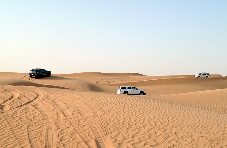 O que visitar em Dubai 4x4 correndo no deserto