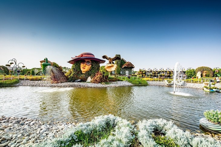 Dubai attractions: Fountain in a lake, with a woman exhibit in the background