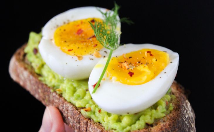 Do eggs protect the brain from Alzheimer's: Egg and avocado sandwich