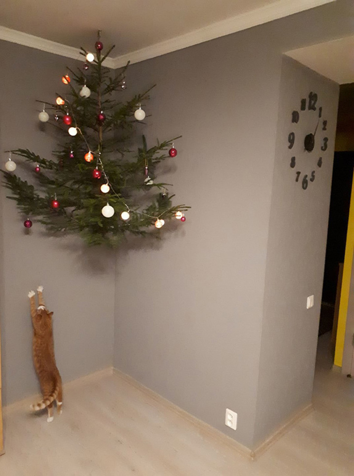  Funny Attempts at Pet-Proofing Christmas trees