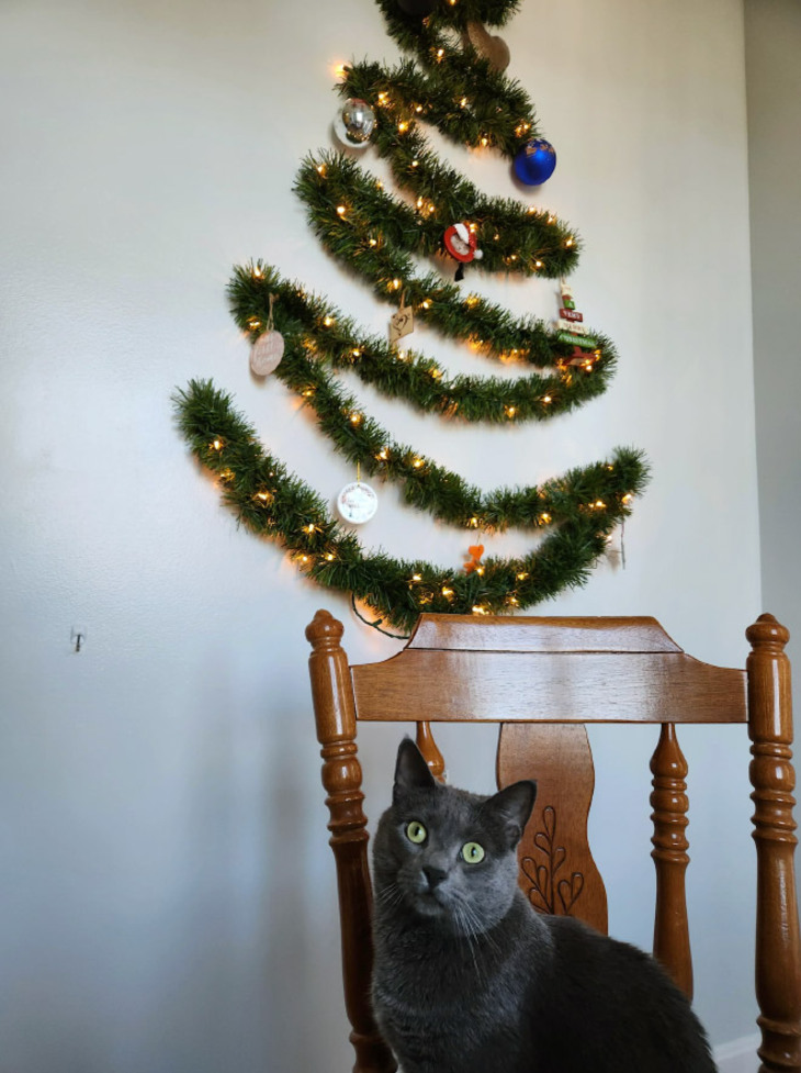  Funny Attempts at Pet-Proofing Christmas trees