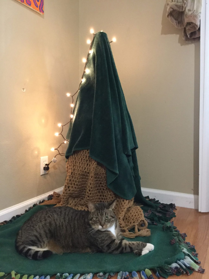  Funny Attempts at Pet-Proofing Christmas trees