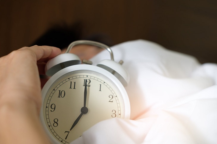 Methods to overcome insomnia: Alarm clock