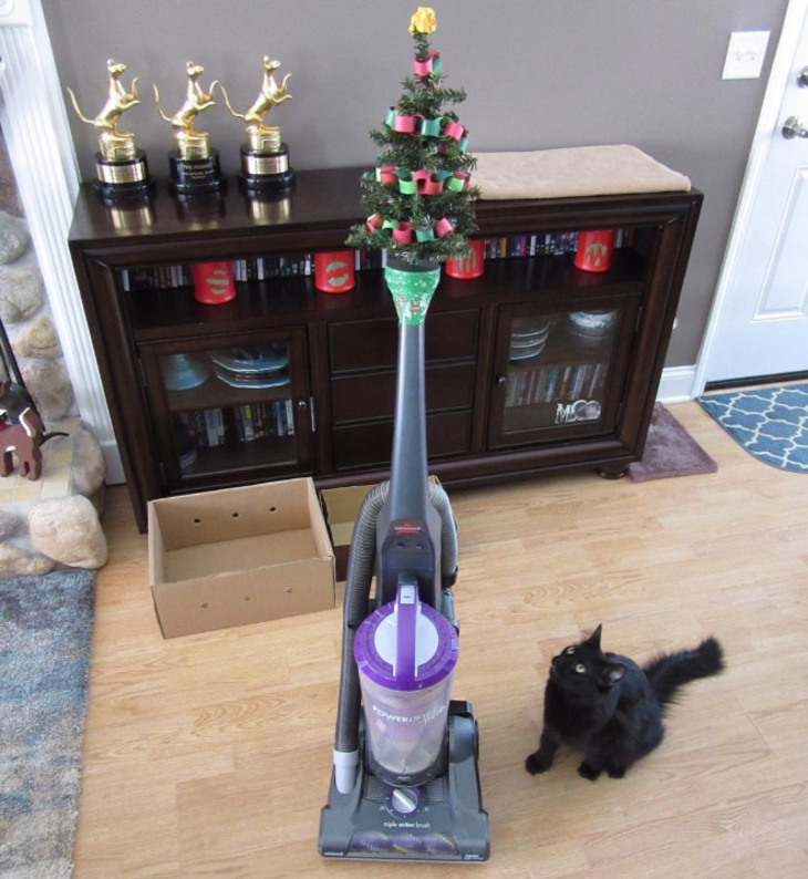  Funny Attempts at Pet-Proofing Christmas trees