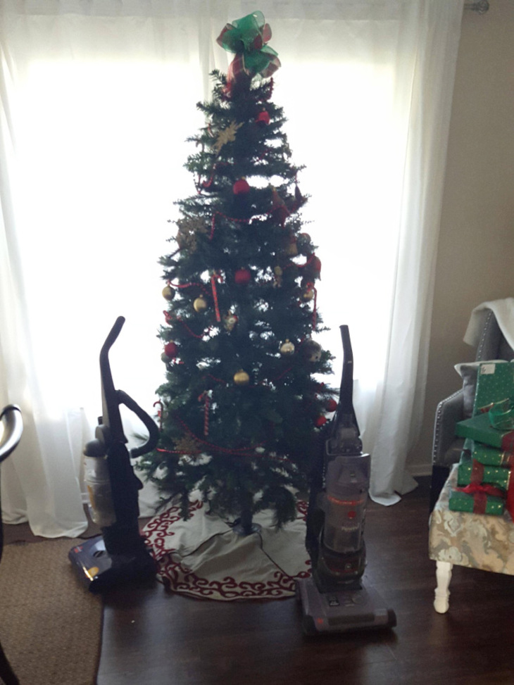  Funny Attempts at Pet-Proofing Christmas trees