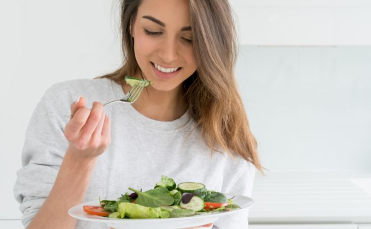 Pritikin diet woman eating salad