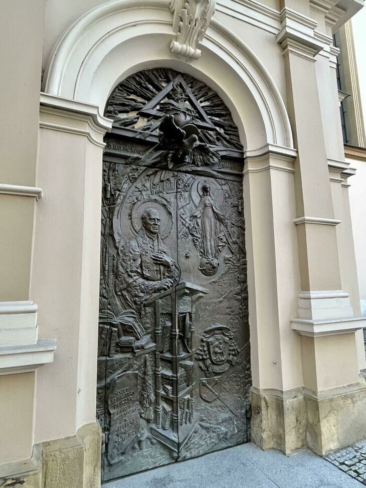  Unusual Doors