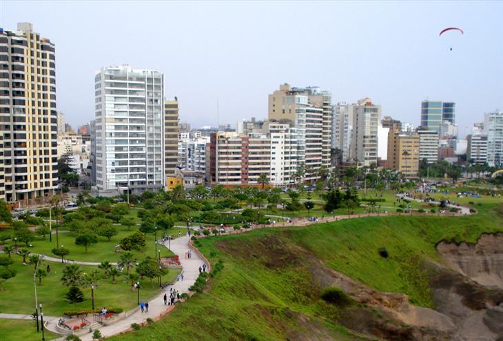 מקומות מומלצים בפרו: טיילת על צוק בלימה