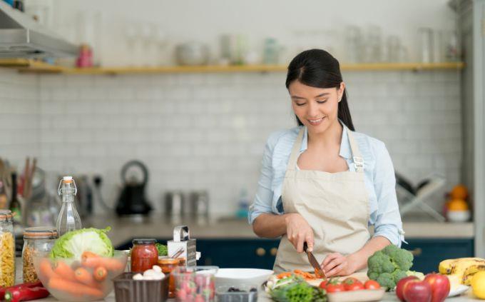 What does the order in which you do things say about you: A woman cooks