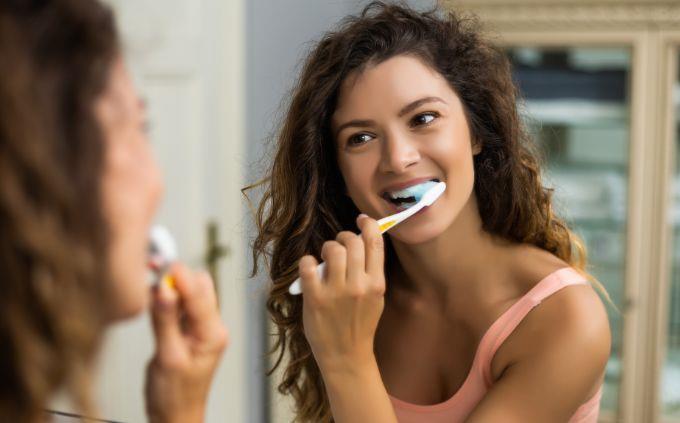 What does the order in which you do things say about you: A woman brushes her teeth