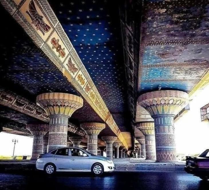 מבנים אדריכליים מרשימים מרחבי העולם: תחתית מקושטת של גשר במצרים