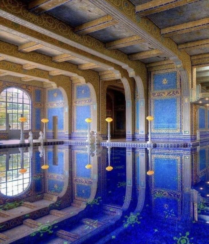 מבנים אדריכליים מרשימים מרחבי העולם: הבריכה הכחולה בטירת הרסט