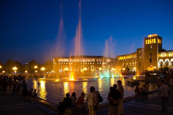 Hraparak – Republic Square at night