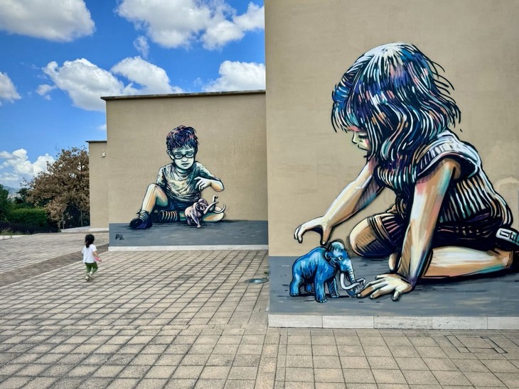 Alice Pasquini painting