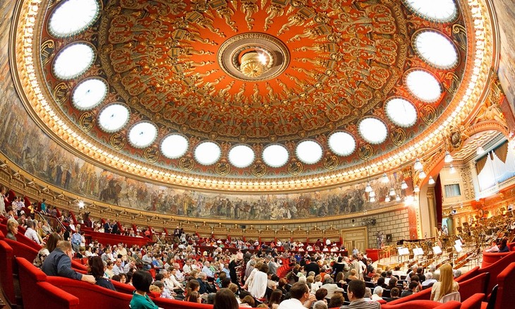 Attractions in Bucharest: Interior of the Romanian Athenaeum