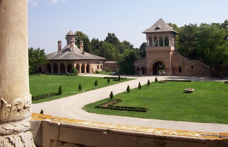 Attractions in Bucharest: Lawns at Mogoșoaia Palace