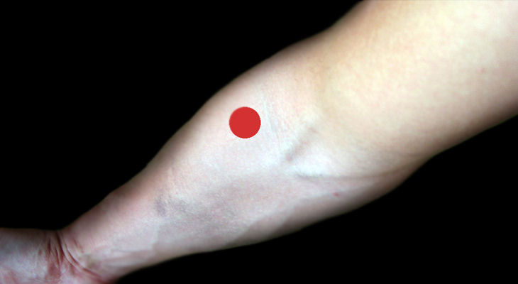 Pressure point for controlling hunger on the elbow