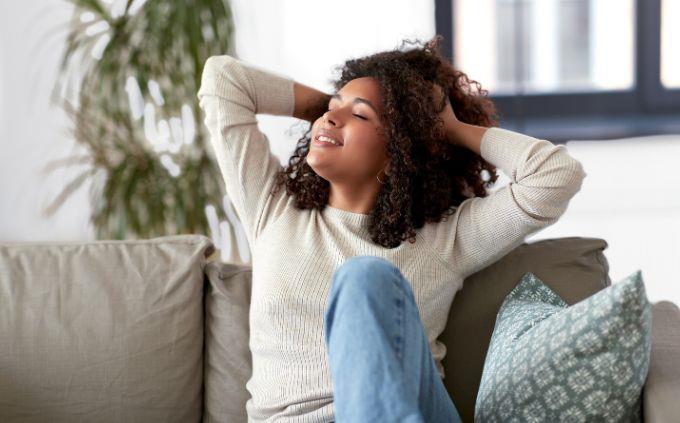 What moment of the day are you: a woman on a sofa