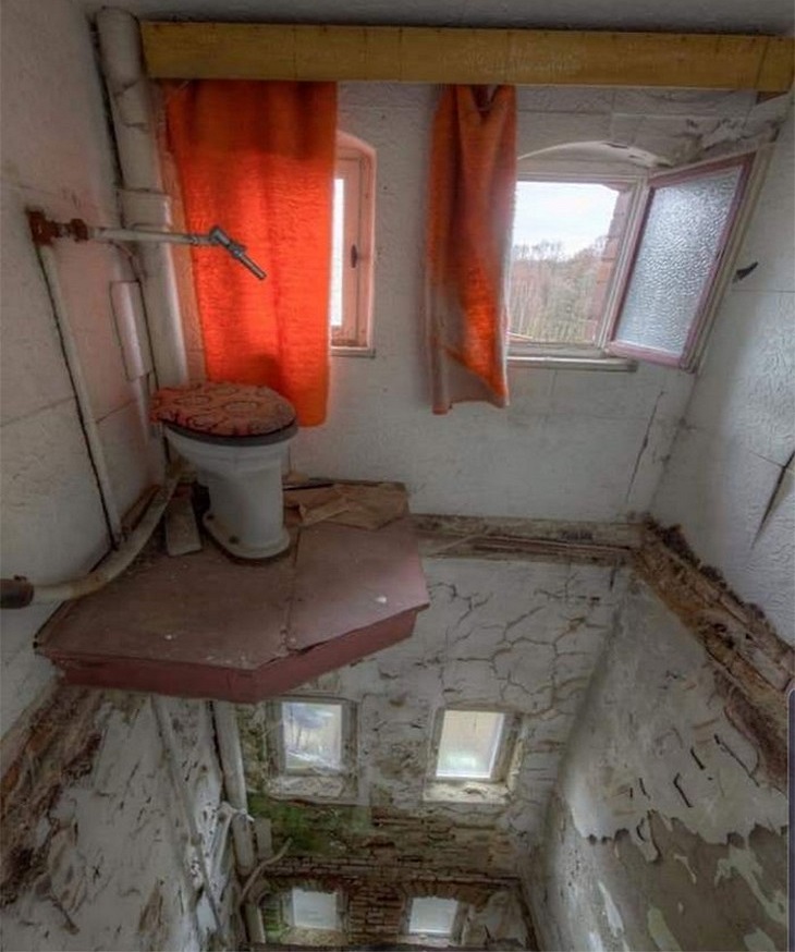 Bizarre Toilets: A toilet stall in a ruined building