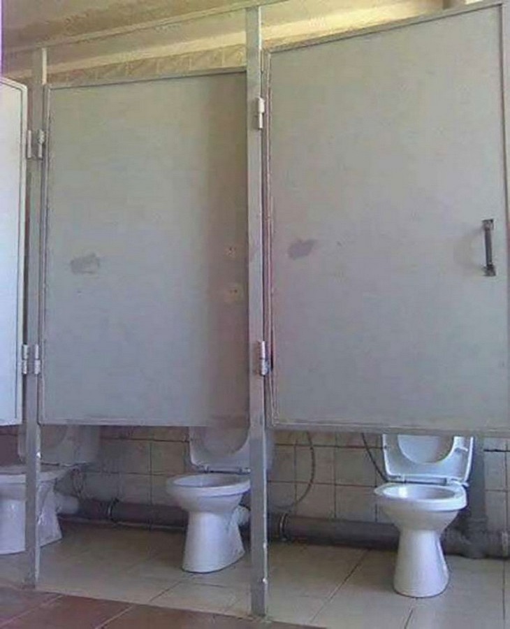 Bizarre Toilets: Toilet stalls with doors that don't cover anything