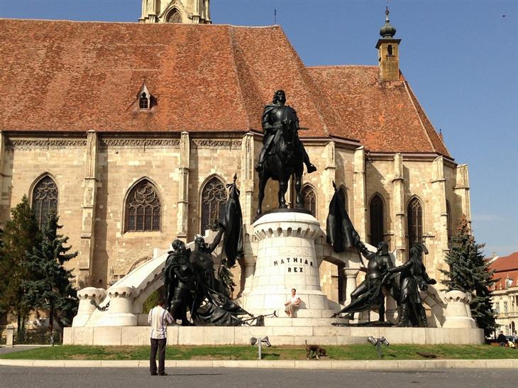 Sites and attractions in Cluj-Napoca: Statue in Union Square