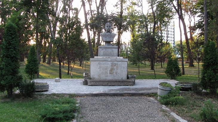 Sites and attractions in Cluj-Napoca: Statue in the Central Park