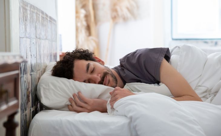 Making up for lost sleep on the weekend keeps your heart healthy: man sleeping