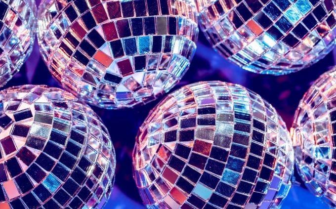 General knowledge test with limited time: disco balls