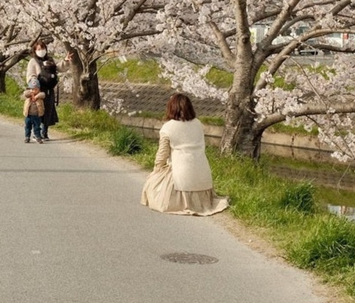 Funny perfectly timed photos: optical illusion of a woman floating above a path