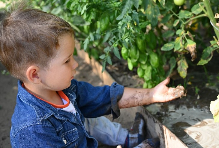 Signs of mental disorders in children: a child picking up dirt