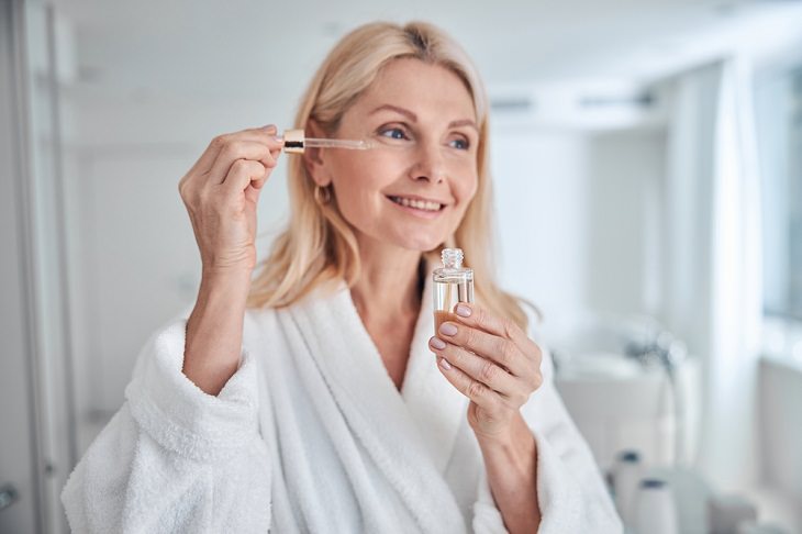 How to make carrot oil and recommended uses: Older woman dripping oil