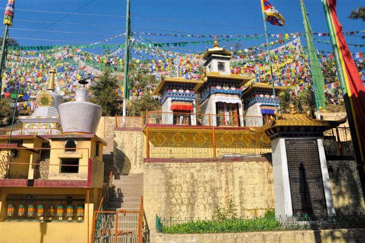 Beautiful places in Northern India: Colorful flags in Dharamshala 