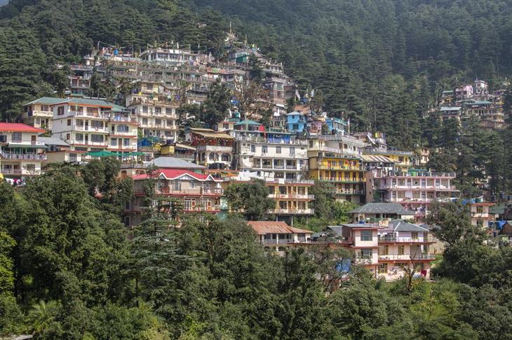 Beautiful places in Northern India: Colorful houses on a hill in Dharamshala