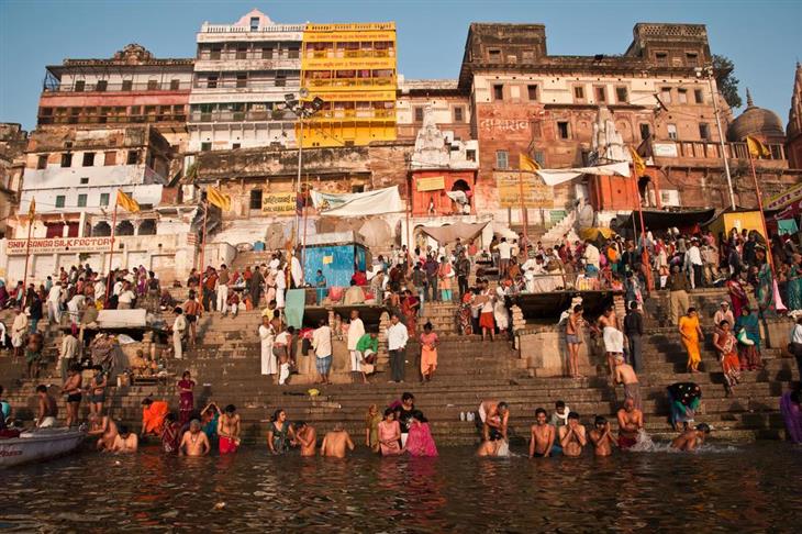 Beautiful places in Northern India: People bathing in the Ganges River