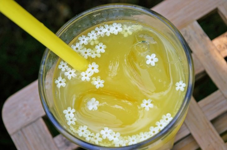 Fruit drink with ice cubes and small flowers