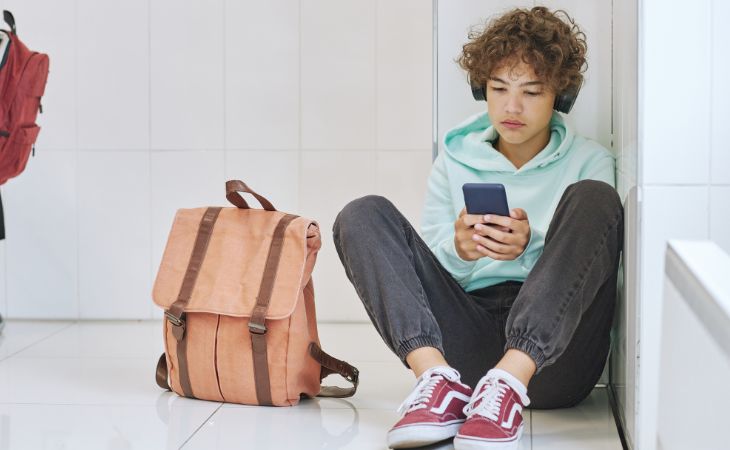 Red flags in teenagers' behavior: child sitting alone on the floor