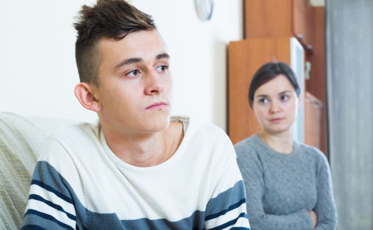 Red flags in teenagers' behavior: mother and teenager not talking