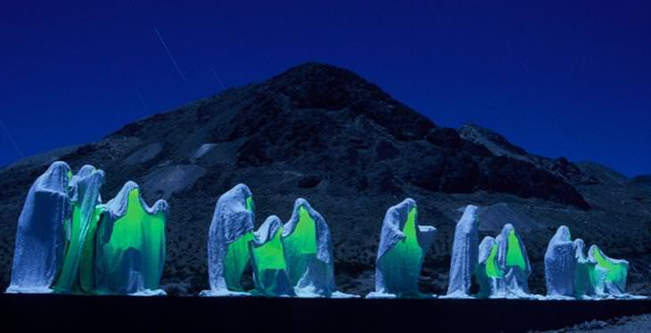 Sculptures that defy the laws of physics: The Last Supper at night