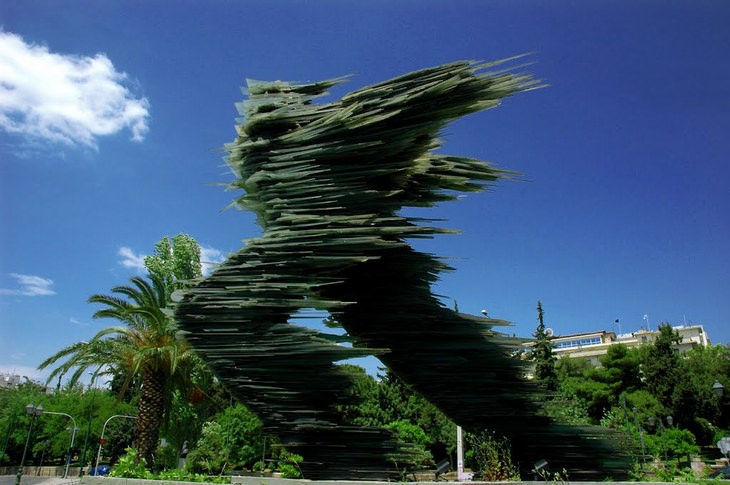 Sculptures that defy the laws of physics: Greek Runner