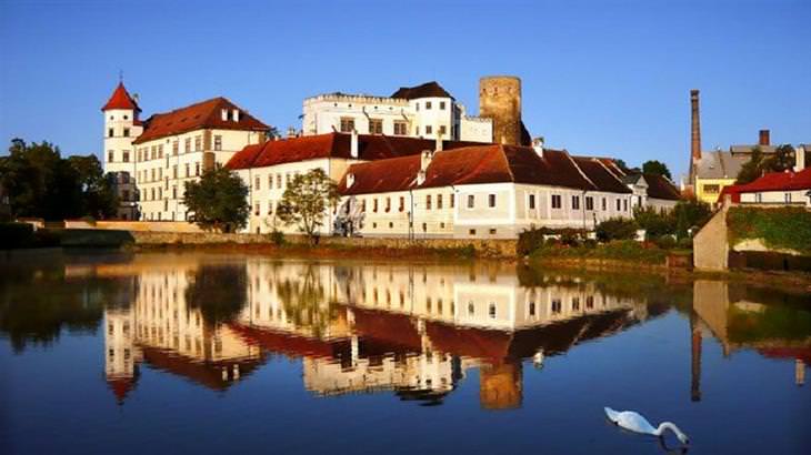 Picturesque towns in the Czech Republic: A lake in front of a luxurious building in Třeboň