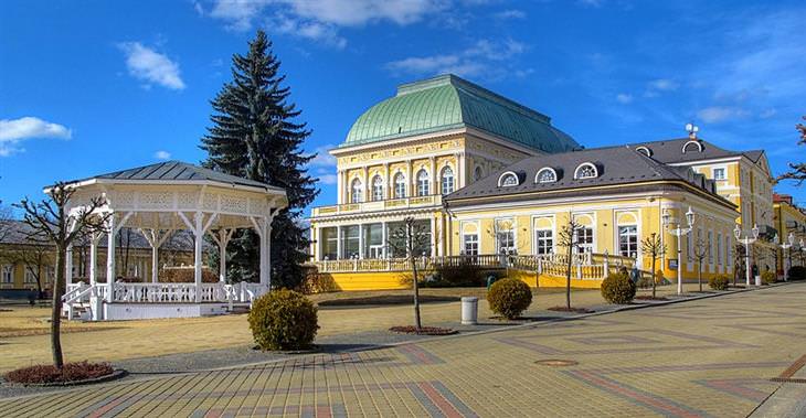 Picturesque towns in the Czech Republic: Promenade in Mariánské Lázně