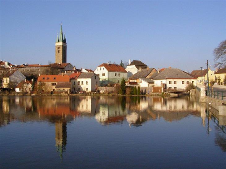 Picturesque towns in the Czech Republic: The lake in Telč against the backdrop of the town