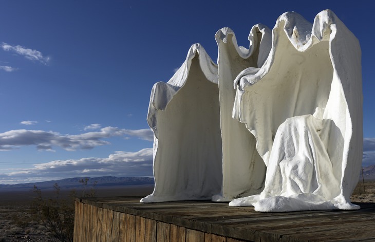 Sculptures that defy the laws of physics: The Last Supper