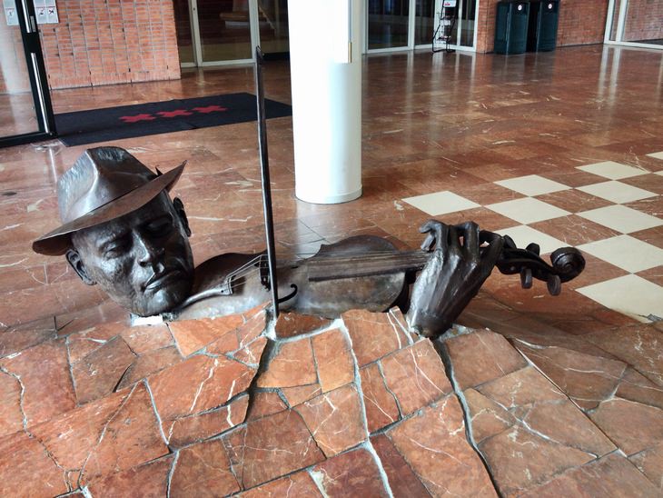 Sculptures that defy the laws of physics: Monument to the Violinist