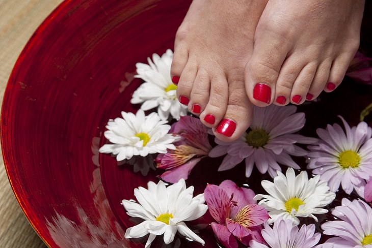 Surprising uses for shampoo: Feet in a basin with flowers and water