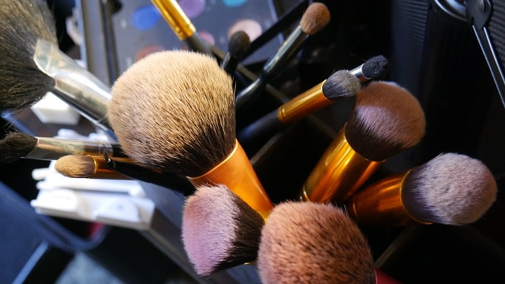 Surprising uses for shampoo: Makeup brushes 