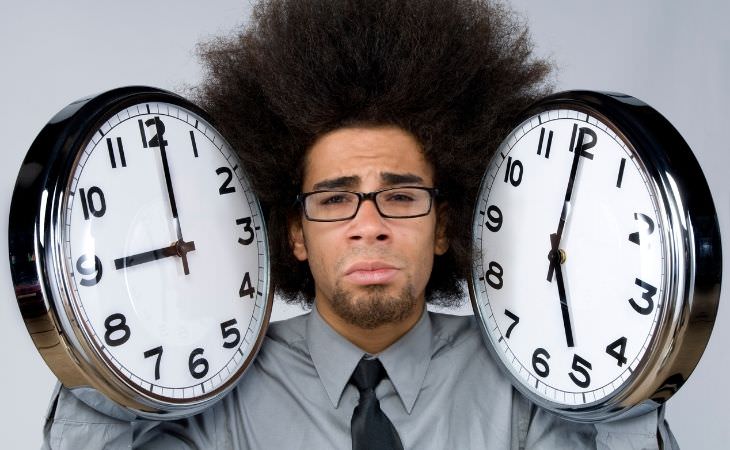 Study on working hours and risk of death: a person's head between two clocks