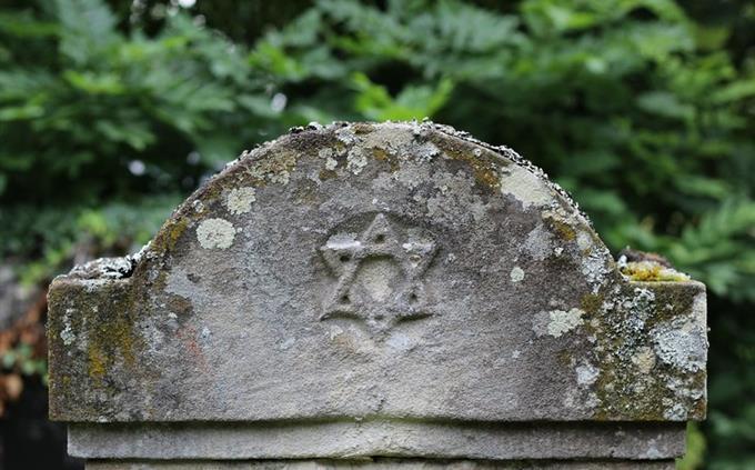 General knowledge test: Jewish grave